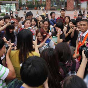 重庆举办同性恋接吻大赛 两男热情相拥亲吻