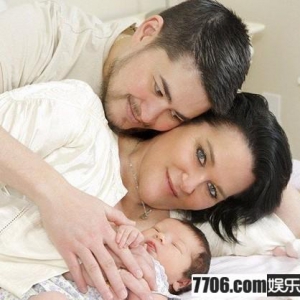 美国变性男子三次怀胎产子 网友：公鸡中的战斗机