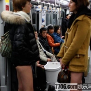 上海惊现“内裤地铁日” 网友：道德底线在哪里？
