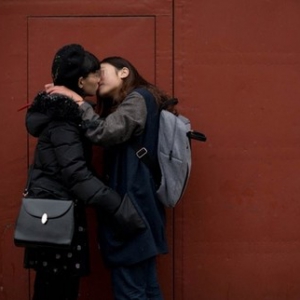 北京女同性恋登记结婚遭拒 无法收养孩子无继承权
