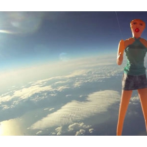 充气娃娃飞3万米高空 被地心引力撕碎拉回地表