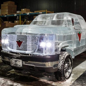 公司用万斤冰块造"冰车" 测试电池抗冻性