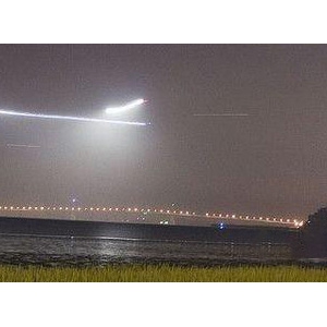 德国不来梅机场现UFO 亮着大灯飘行在空中