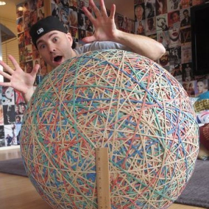 男子用32年造出巨大橡皮筋彩球 重113公斤