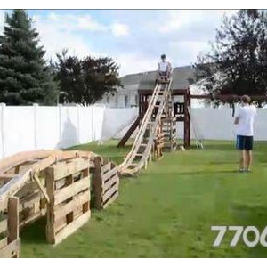 美国一男孩花50美元在自家后院建过山车