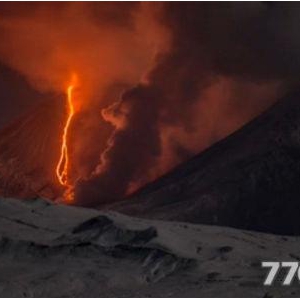 男子拍火山喷发 场景如《魔戒》邪恶之地