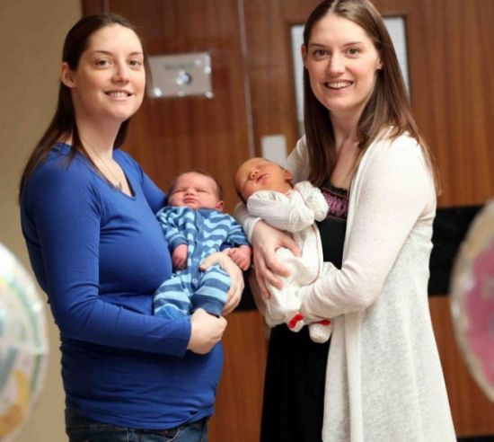 英国双胞胎姐妹不同医院同天产子-分娩期-安全保健