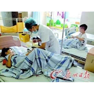 男童吃小摊零食后吐血昏迷进ICU-学龄前-其他